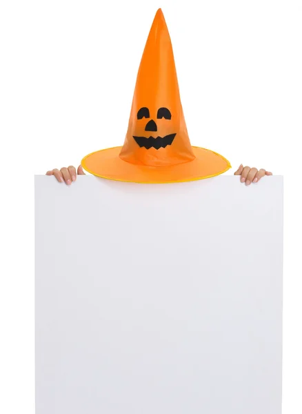Пустой рекламный щит в шляпе и руках на Хэллоуин — стоковое фото