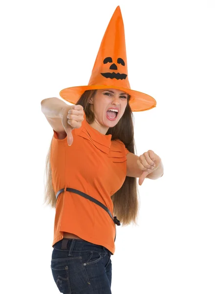 Kvinna i halloween hatt visar tummen ner — Stockfoto