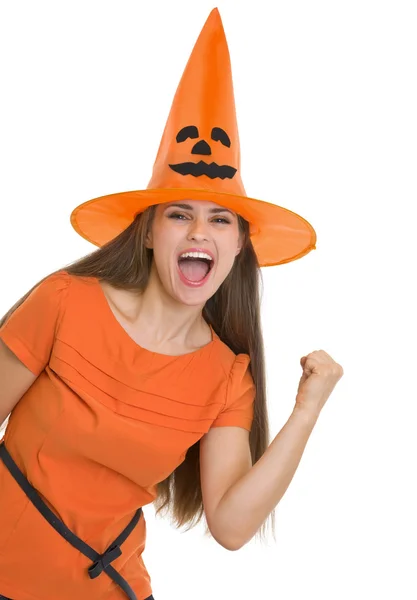 Feliz joven en sombrero de Halloween mostrando sí gesto —  Fotos de Stock