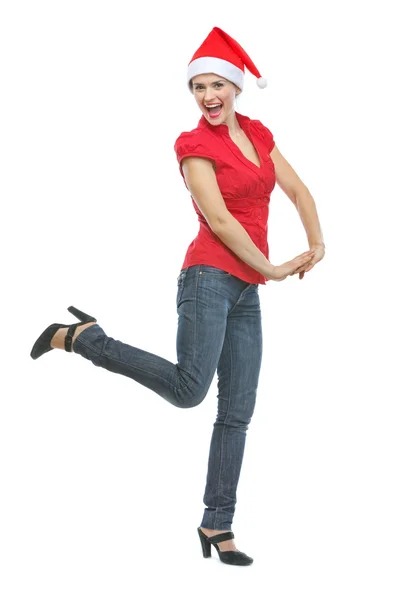 Veselá mladá žena v santa hat tanec — Stock fotografie