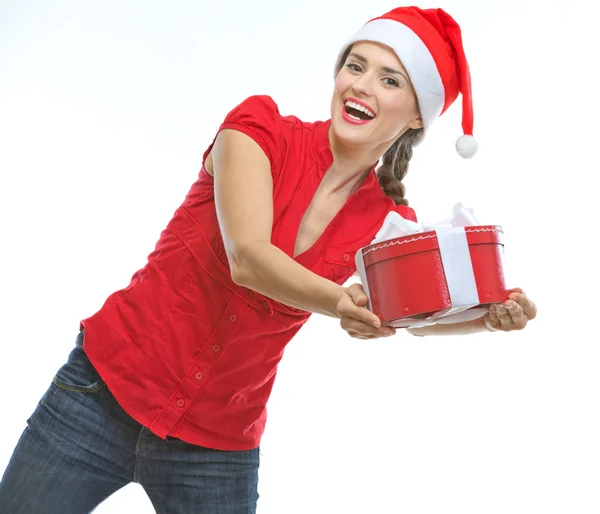Jovem alegre apresentando caixa de presente de Natal — Fotografia de Stock