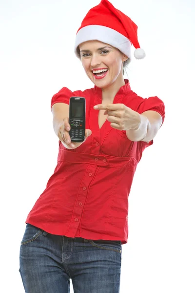 Mujer joven feliz en sombrero de Navidad señalando en el teléfono móvil —  Fotos de Stock