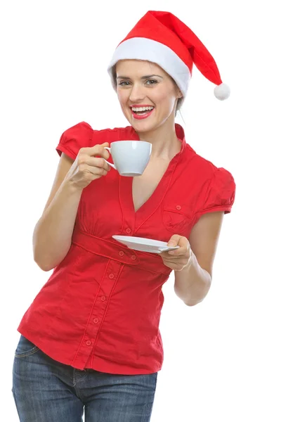 Glad ung kvinna i santa hat dricka varma drycker — Stockfoto