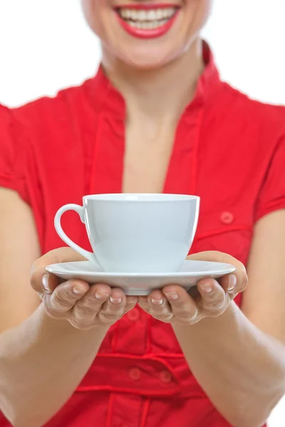 Primo piano sulla giovane donna sorridente che tiene la tazza — Foto Stock