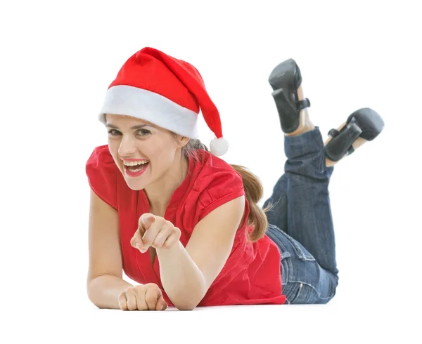 Joyeux jeune femme avec chapeau de Noël posé sur le sol et pointin — Photo