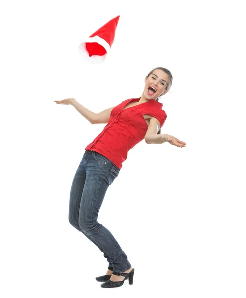 Feliz joven mujer lanzando Santa sombrero — Foto de Stock