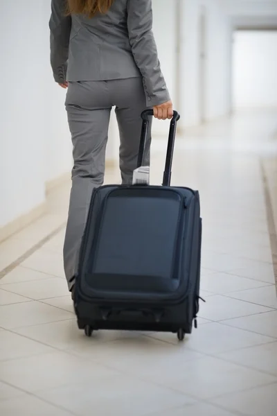 Närbild på affärskvinna promenader med hjul väska — Stockfoto