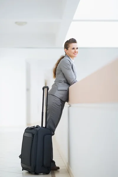 Business woman in business trip with wheel bag — Stock Photo, Image