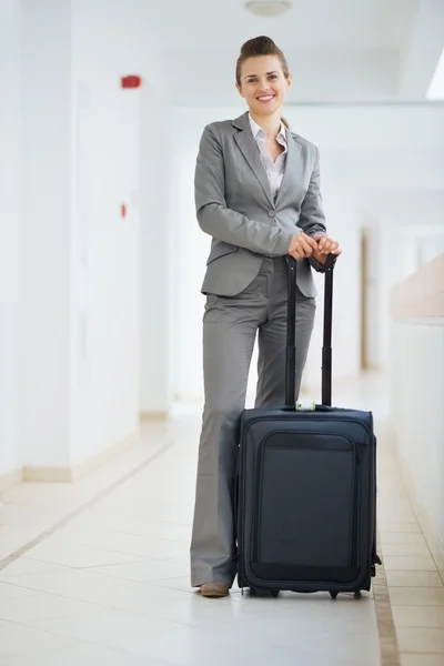 Retrato de mulher de negócios em viagem de negócios com bolsa de rodas — Fotografia de Stock