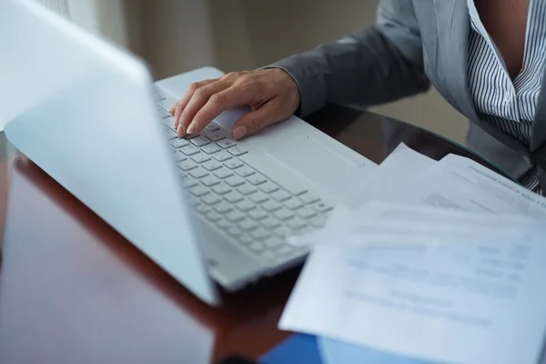 Closeup on business woman working with documents and laptop — Stock Photo, Image