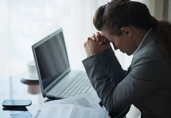 Femme d'affaires stressée travaillant assis au bureau dans la chambre d'hôtel — Photo