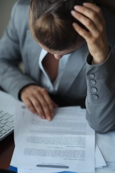 Primer plano de la mujer de negocios reflexiva que trabaja con documentos — Foto de Stock