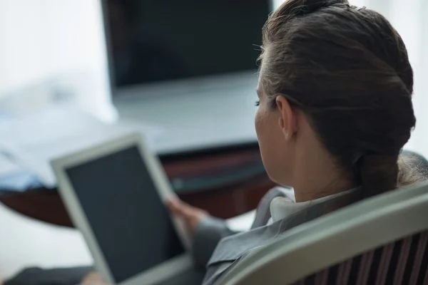 Podnikání žena pracující s počítačem tablet pc. zadní pohled — Stock fotografie