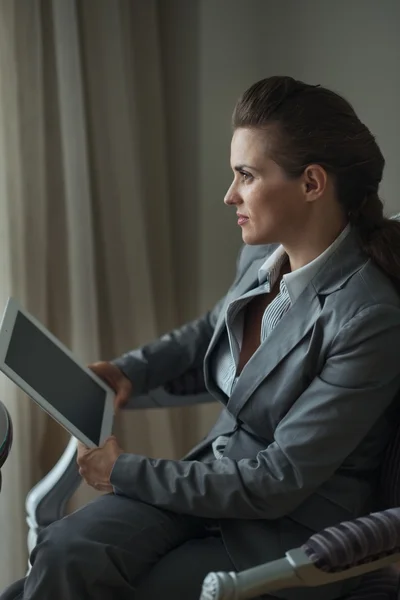 Mujer de negocios reflexivo celebración de la tableta PC —  Fotos de Stock