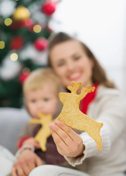 Close-up em biscoitos em forma de veado de Natal na mão mãe — Fotografia de Stock