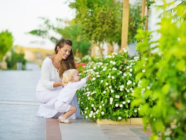 Mother and baby discover vegetable life outdoors — Stock Photo, Image