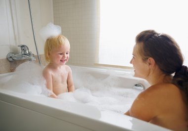 Anne ve bebek alarak banyo