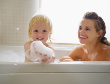 Bebek iken annesi ile alarak banyo köpüğü ile oynama