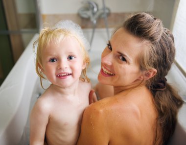 Anne ve bebek alarak banyo portre