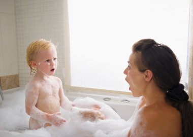 sürpriz anne ve bebek köpük dolu küvet