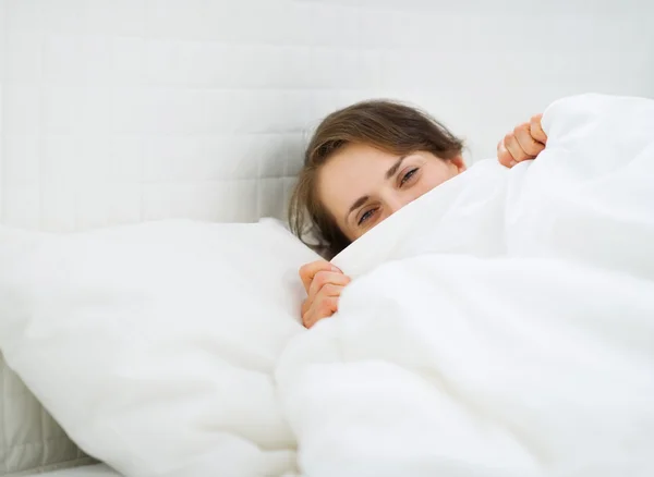 Frau versteckt sich hinter Decke — Stockfoto