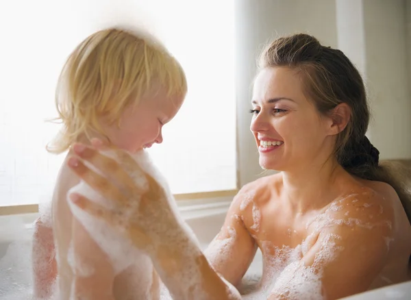 Mother washing with baby in bathtub — Stock Photo, Image