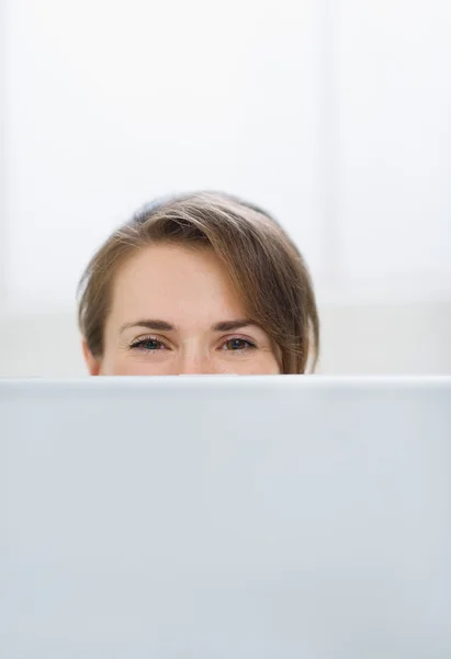 Frau versteckt sich hinter Laptop — Stockfoto