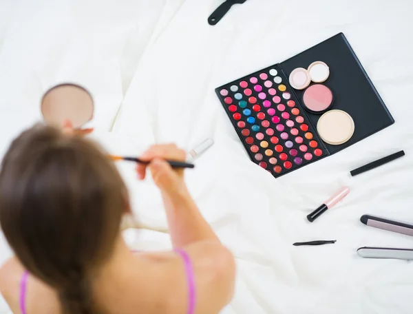 Girl applying makeup. Upper view — Stock Photo, Image