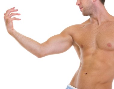 closeup kaslı adam incelikle poz üzerinde