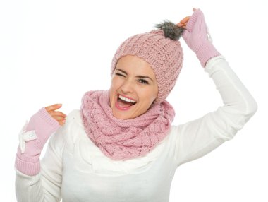 neşeli genç kadın pon pon tutan örgü kış giyim