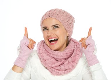 mutlu genç kadın örgü kış giyim yukarı dönük