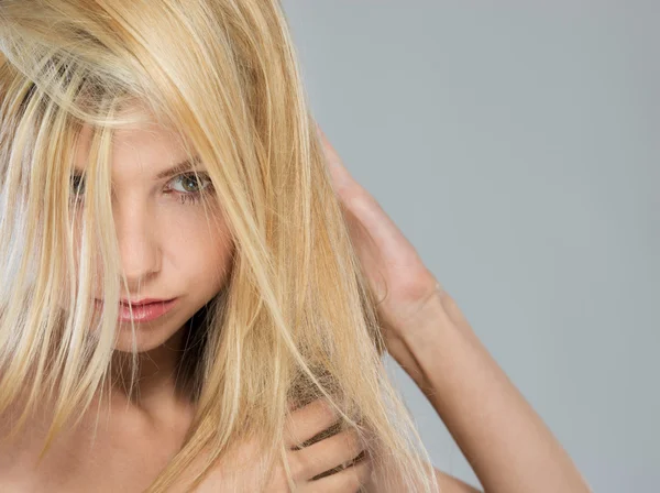 Retrato de chica rubia con caída en el pelo de la cara — Foto de Stock