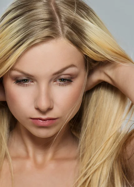 Retrato de loira menina ajustando o cabelo — Fotografia de Stock