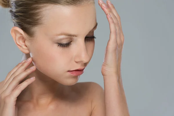 Beauty portrait of girl smelling perfume on wrist — Stock Photo, Image