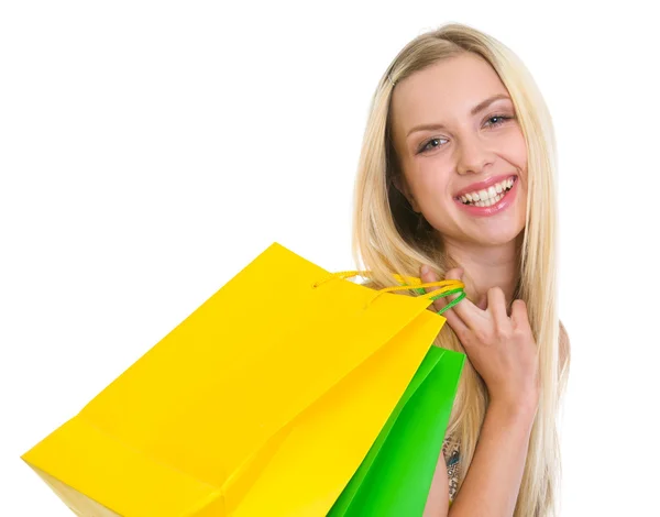 Portret van lachende tienermeisje met shopping tassen — Stockfoto