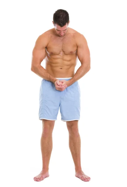 Retrato de cuerpo entero del deportista fuerte mostrando músculos —  Fotos de Stock