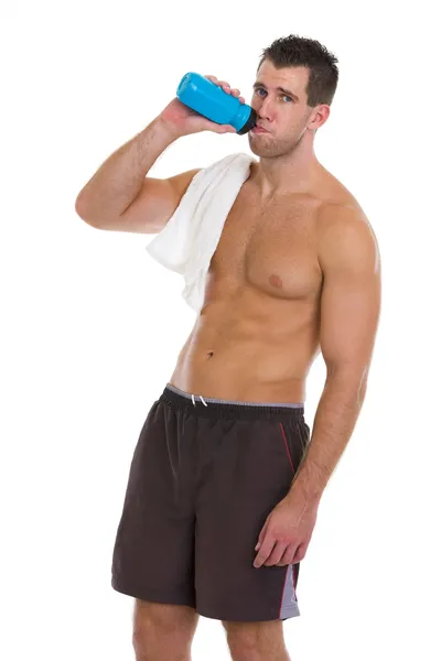 Uomo muscolare bere acqua dopo l'allenamento — Foto Stock