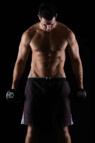 黒でダンベルを保持強いオスの運動選手 — ストック写真
