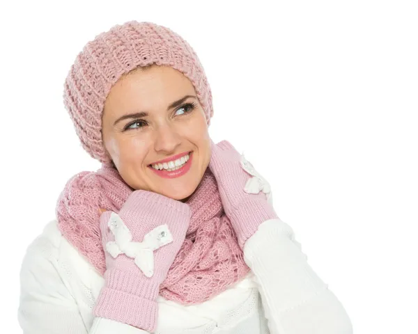 Donna felice in maglia abbigliamento invernale in cerca di spazio copia — Foto Stock