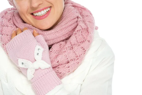 Close-up em mulher feliz em cachecol de malha e mitenes — Fotografia de Stock