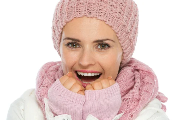 Mujer feliz en bufanda de punto, sombrero y mitones respirando en las manos — Foto de Stock