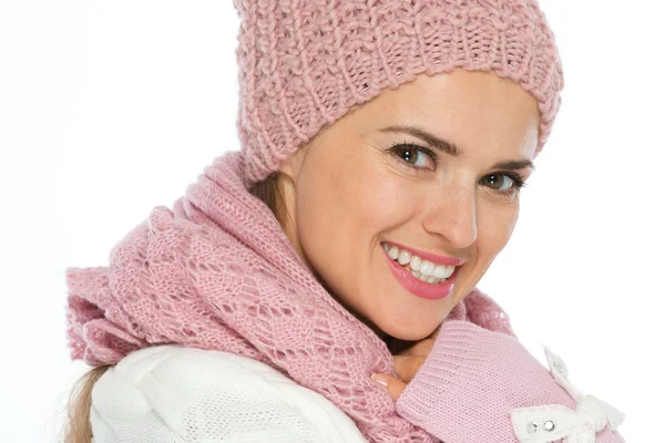 Porträt einer glücklichen jungen Frau in Strickwinterkleidung — Stockfoto