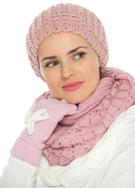 Porträt einer jungen Frau in Strickwinterkleidung — Stockfoto