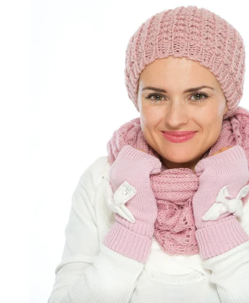 Retrato de mujer feliz en bufanda de punto, sombrero y mitones —  Fotos de Stock