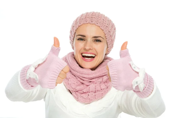 Счастливая женщина в вязаной зимней одежде показывает большие пальцы вверх — стоковое фото