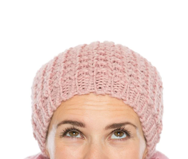 Closeup on woman head with knit hat looking up — Stock Photo, Image