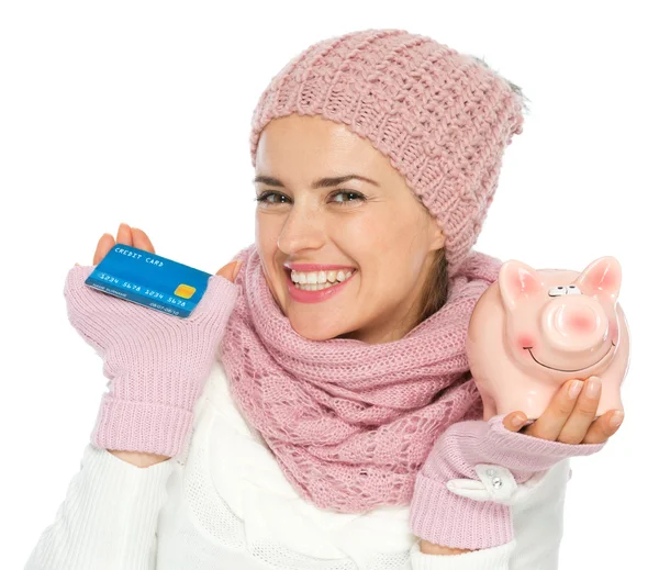 Mulher sorrindo em roupas de inverno tricô segurando cartão de crédito e pi — Fotografia de Stock