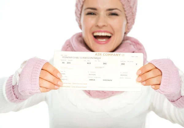 Nahaufnahme auf Flugtickets in der Hand einer Frau in Winterkleidung — Stockfoto