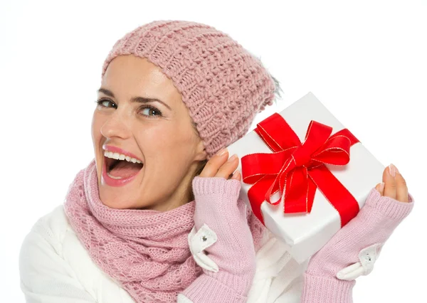 Gelukkige vrouw in brei winter kleding schudden Kerstmis presenteren bo — Stockfoto