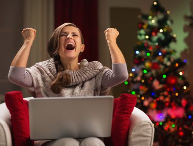 Noel önünde laptop mutluluk başarı ile mutlu bir kadın
